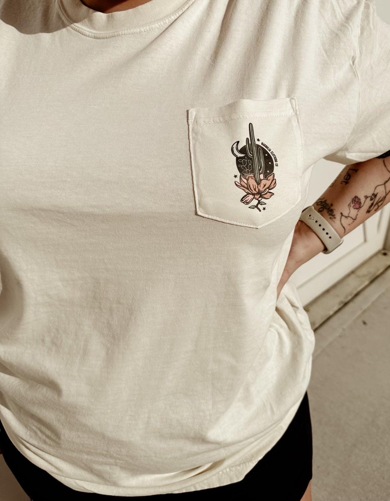 BRANDED GRAPHIC POCKET TEE